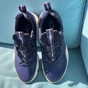 On Running - size 7 navy